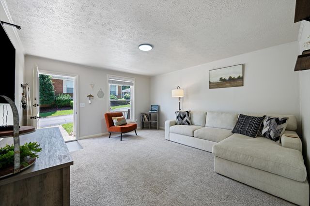 102 Five Oaks Dr, Nashville, TN 37217