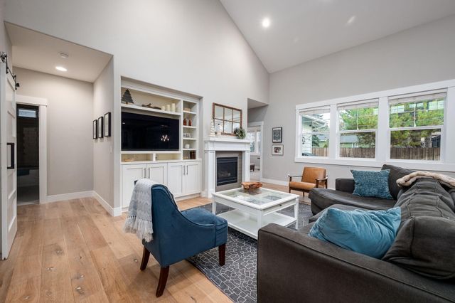 20382 Penhollow Lane, Bend, OR 97702