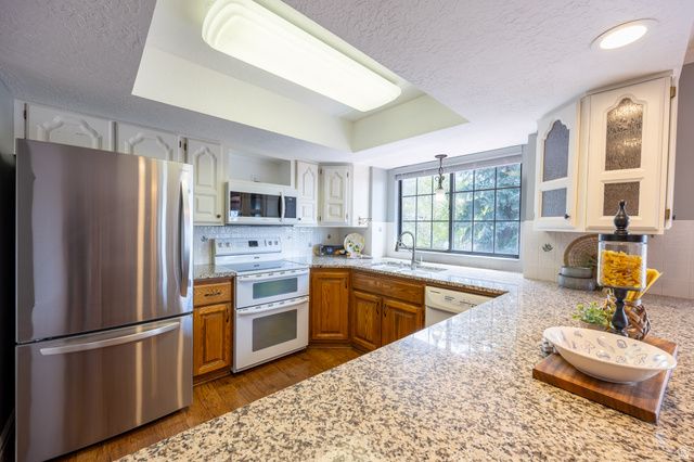 2612 E ANTELOPE DR, Layton, UT 84040