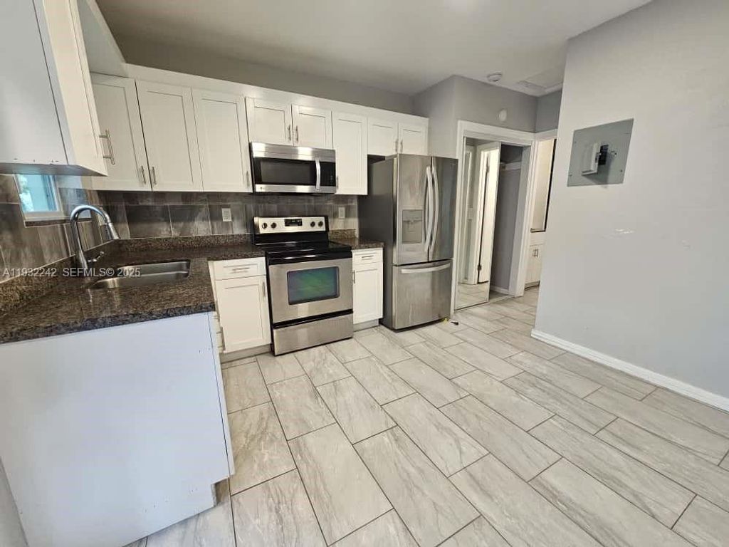 950 NW 5th St 2, Miami, FL 33128