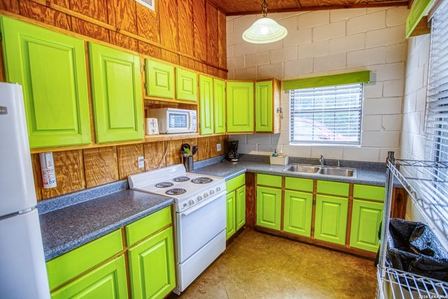 1047 County Road 350, Concan, TX 78838