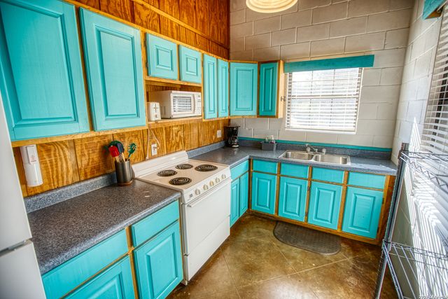 1047 County Road 350, Concan, TX 78838