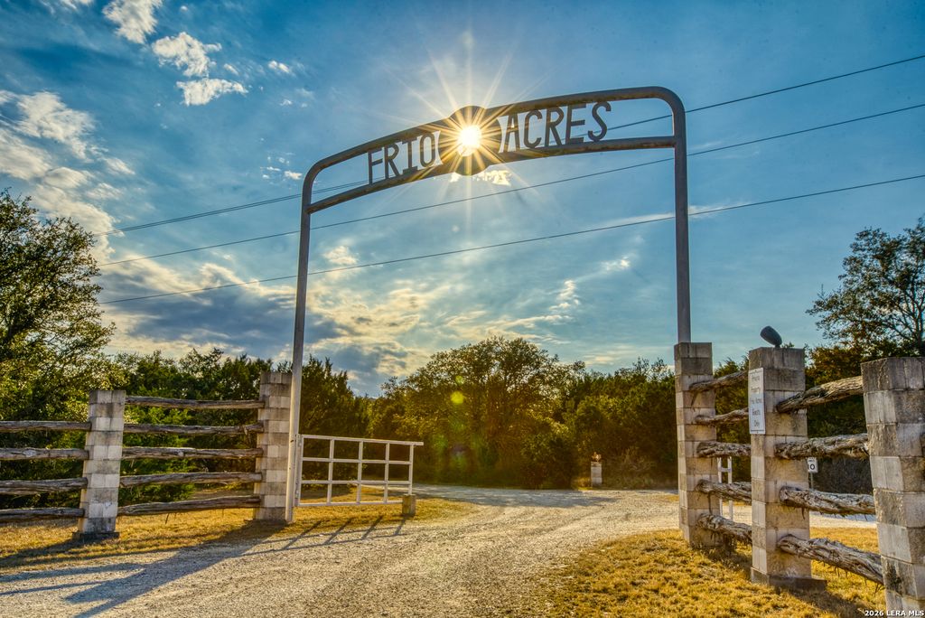 1047 County Road 350, Concan, TX 78838