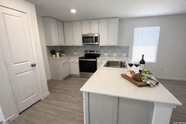 917 Riviera, Seguin, TX 78155