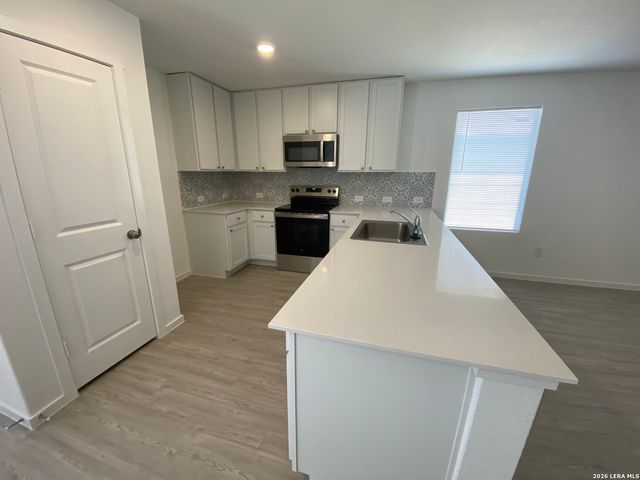 917 Riviera, Seguin, TX 78155