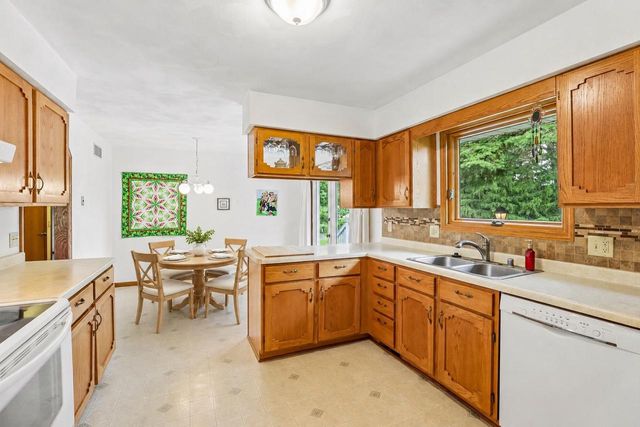 6680 Token Way, Deforest, WI 53532