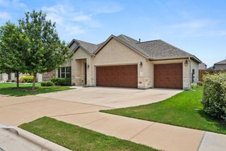 1211 Knowles DR, Hutto, TX 78634
