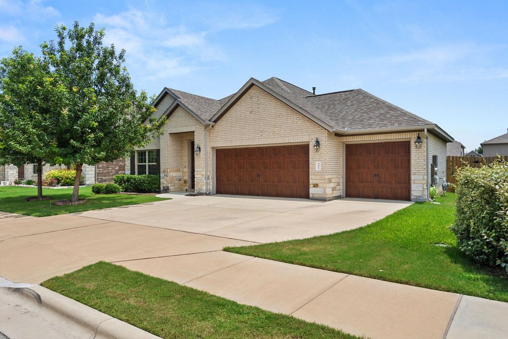 1211 Knowles DR, Hutto, TX 78634