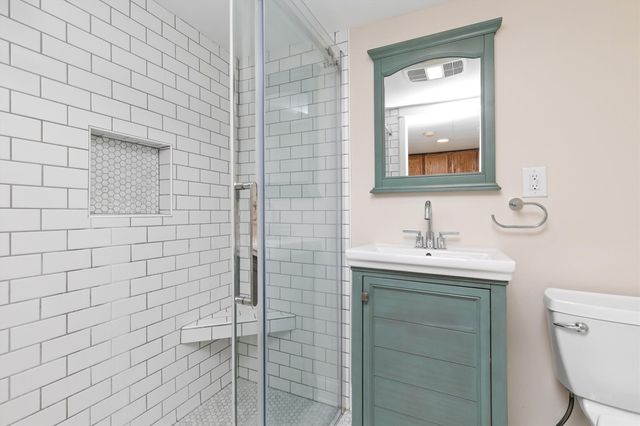 2707 Hickman Road, Des Moines, IA 50310