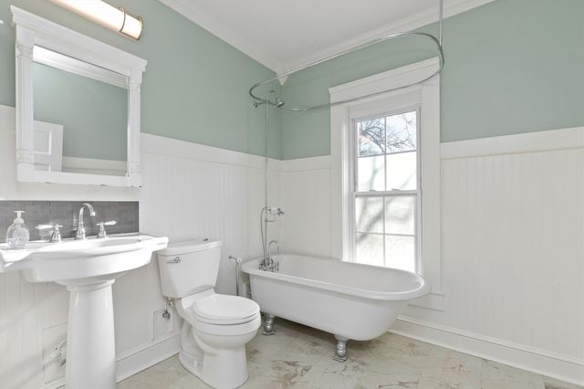 2707 Hickman Road, Des Moines, IA 50310