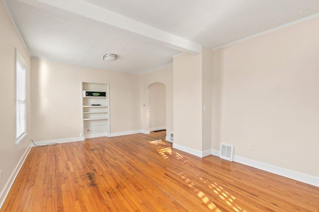 2707 Hickman Road, Des Moines, IA 50310