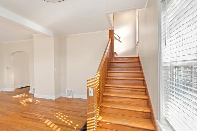 2707 Hickman Road, Des Moines, IA 50310