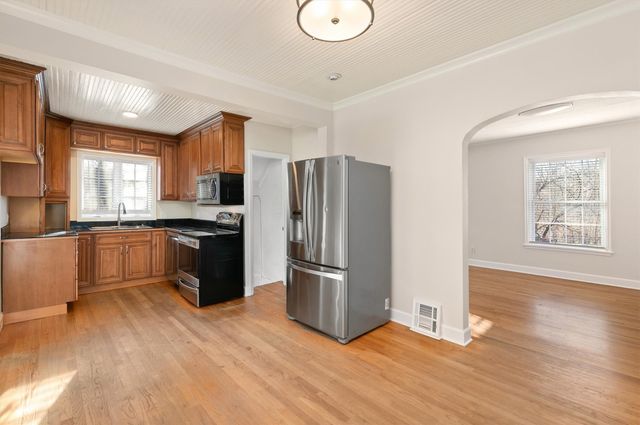 2707 Hickman Road, Des Moines, IA 50310