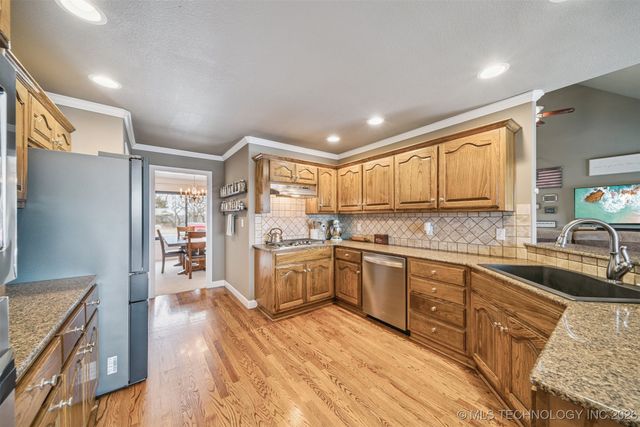 504 Oak Ridge Drive, Sand Springs, OK 74063