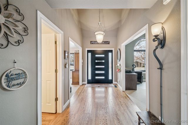 504 Oak Ridge Drive, Sand Springs, OK 74063