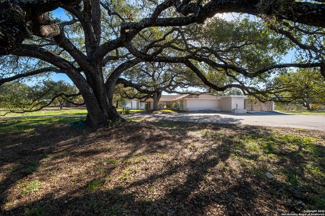 609 Rudeloff, Seguin, TX 78155