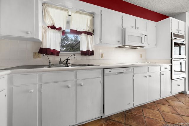 609 Rudeloff, Seguin, TX 78155