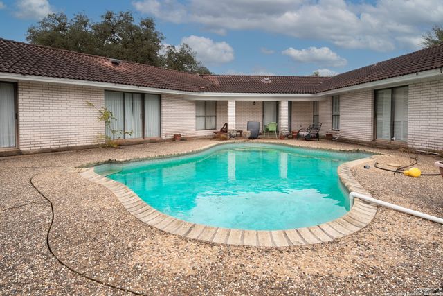 609 Rudeloff, Seguin, TX 78155