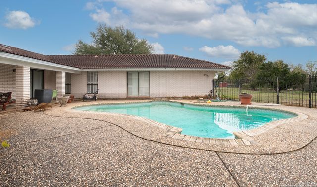 609 Rudeloff, Seguin, TX 78155