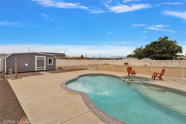 19075 Bay Meadows, Apple Valley, CA 92308