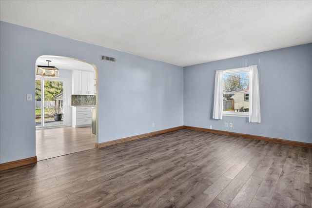 916 Linn Avenue SW, Owatonna, MN 55060