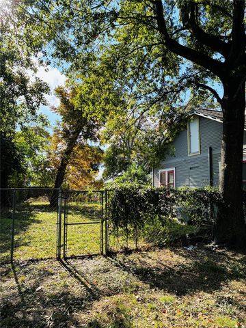 702 Caplin Street, Houston, TX 77022