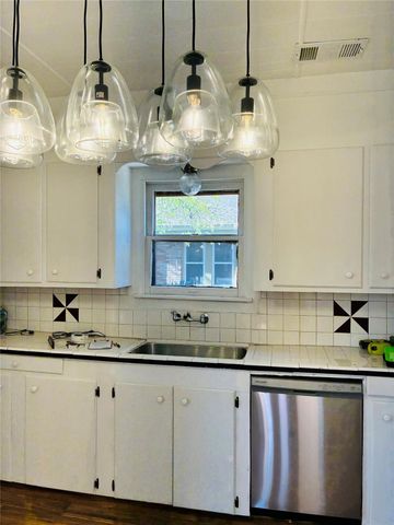 702 Caplin Street, Houston, TX 77022