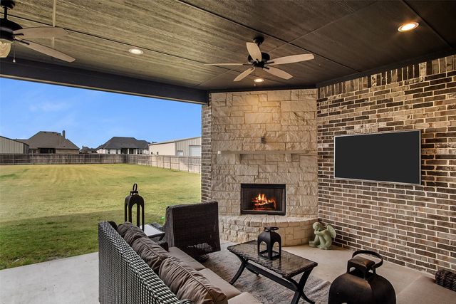 9009 Hidden Pond Street, Justin, TX 76247