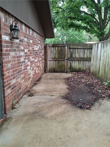 217 E Adobe Street, Fayetteville, AR 72703