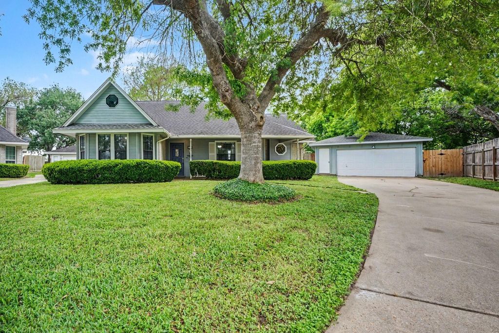 533 White Wing Court, Dickinson, TX 77539