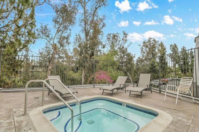 7504 Parkway Dr 100, La Mesa, CA 91942