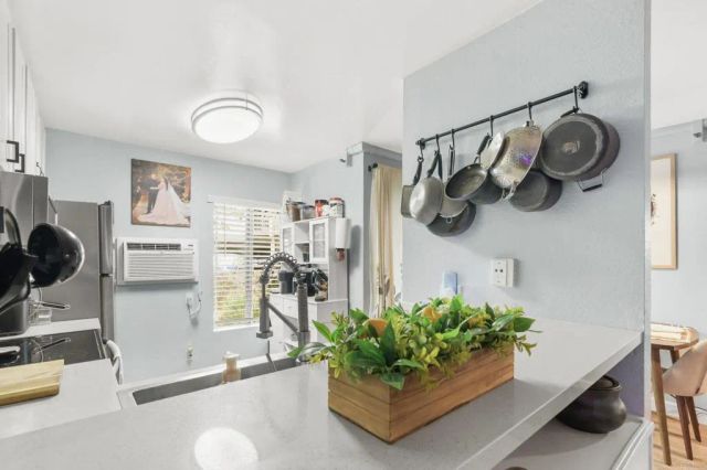7504 Parkway Dr 100, La Mesa, CA 91942
