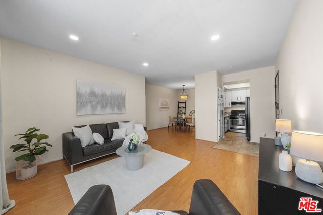 533 S St Andrews Place 220, Los Angeles, CA 90020
