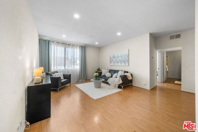 533 S St Andrews Place 220, Los Angeles, CA 90020