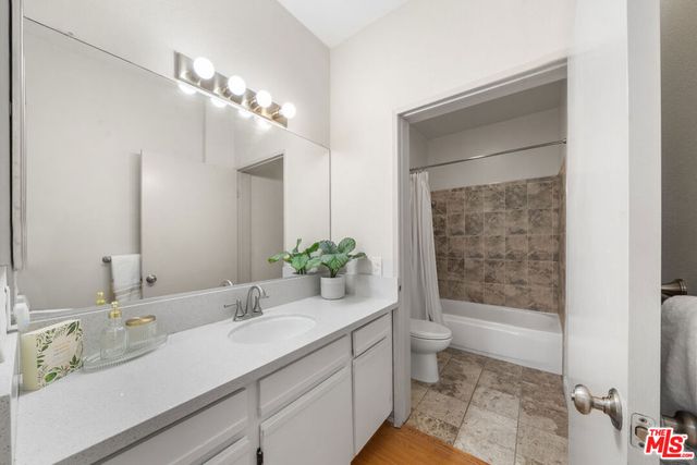 533 S St Andrews Place 220, Los Angeles, CA 90020