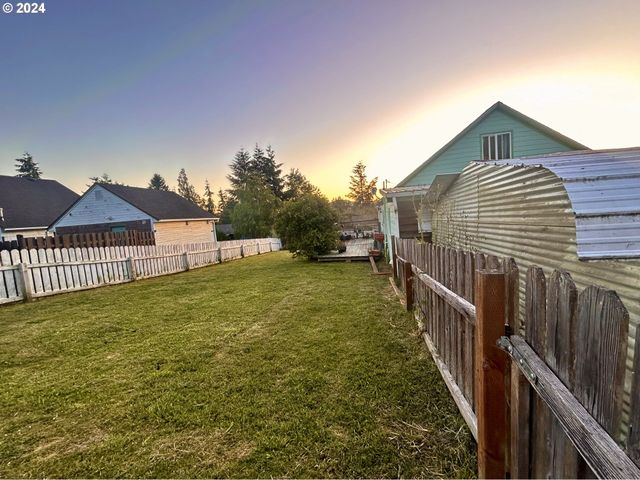 1715 20TH St, Myrtle Point, OR 97458