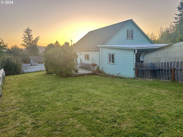 1715 20TH St, Myrtle Point, OR 97458