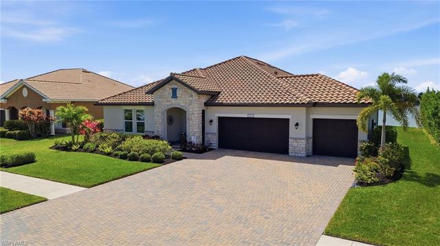 2094 Grove DR, Naples, FL 34120