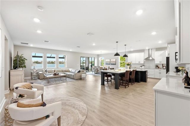 2094 Grove DR, Naples, FL 34120