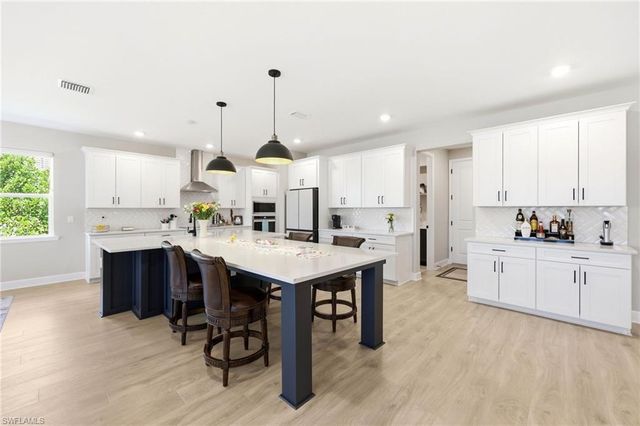 2094 Grove DR, Naples, FL 34120