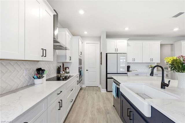 2094 Grove DR, Naples, FL 34120