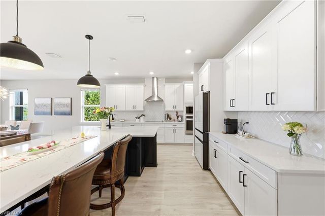 2094 Grove DR, Naples, FL 34120