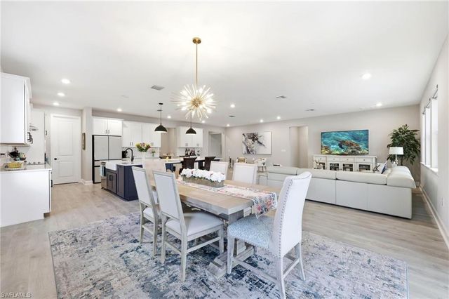 2094 Grove DR, Naples, FL 34120