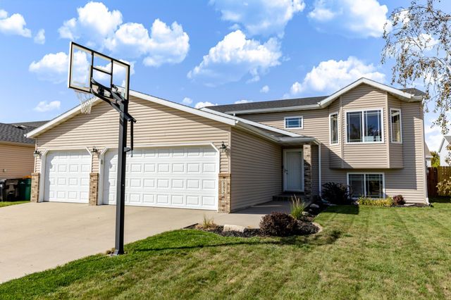 802 18th Avenue W, West Fargo, ND 58078