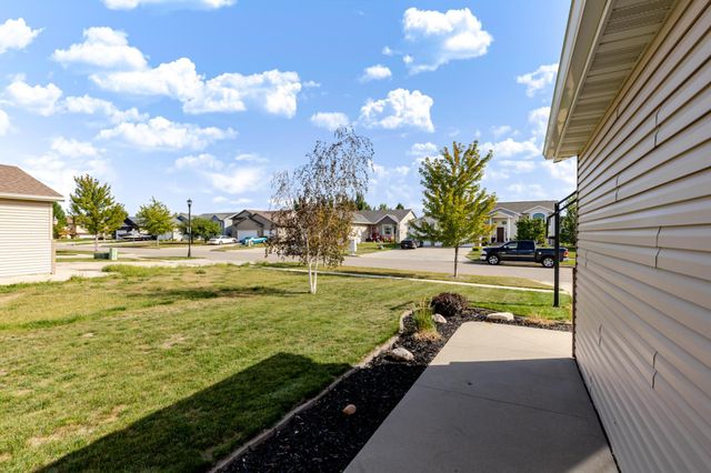 802 18th Avenue W, West Fargo, ND 58078