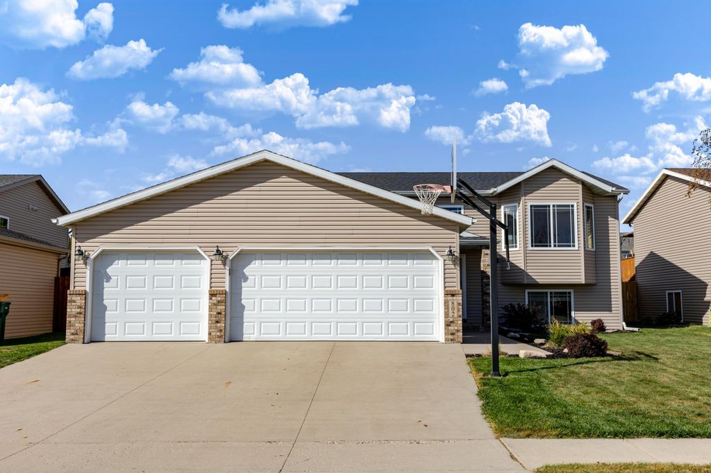 802 18th Avenue W, West Fargo, ND 58078