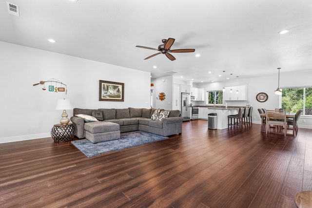 302 Penny Lane, Shady Cove, OR 97539