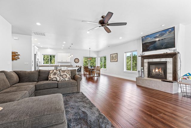 302 Penny Lane, Shady Cove, OR 97539