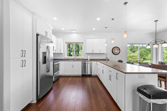 302 Penny Lane, Shady Cove, OR 97539