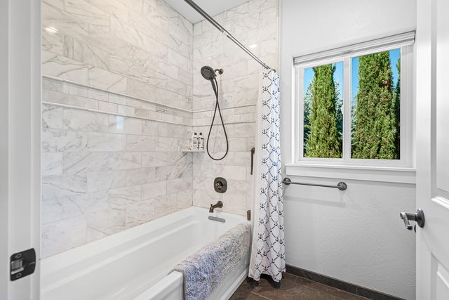 302 Penny Lane, Shady Cove, OR 97539